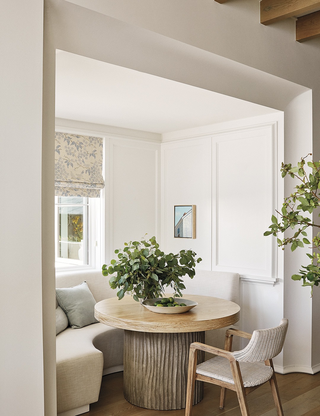 Exquisitely designed breakfast nook by Suzanne Kasler (architecture by Pursley Dixon) in MILIEU magazine's spring 2021 issue. #breakfastnook #interiordesign #suzannekasler