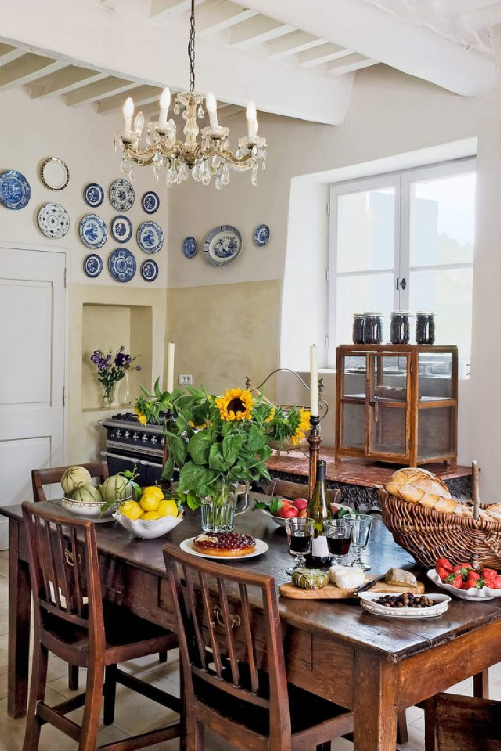 Traditional French Country kitchen in Provence in a villa available from HavenIn. #frenchcountrykitchen #frenchkitchen Rrustickitchens #provencekitchen