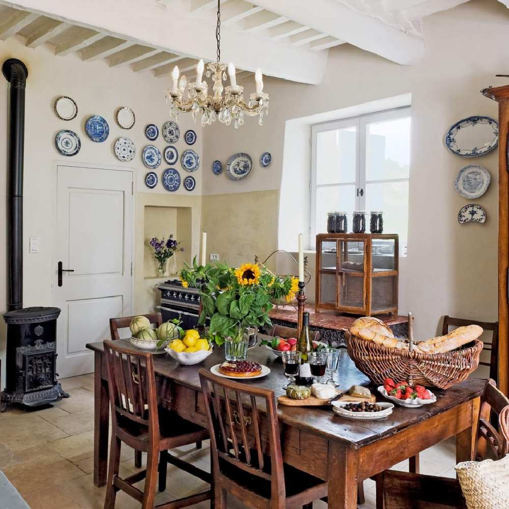 Traditional French Country kitchen in Provence in a villa available from HavenIn. #frenchcountrykitchen #frenchkitchen Rrustickitchens #provencekitchen