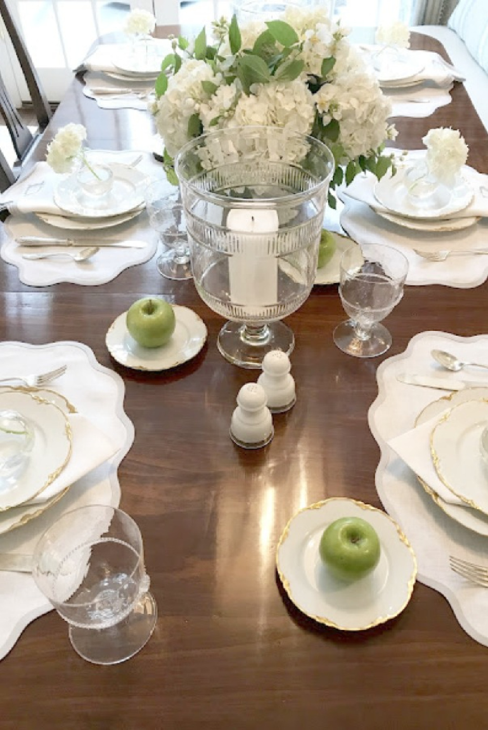 Elegant tablescape in a dining space by Lauren deLoach for the 2017 Southeastern Designer Showhouse in Atlanta. #tablescape #traditionalstyle #interiordesign