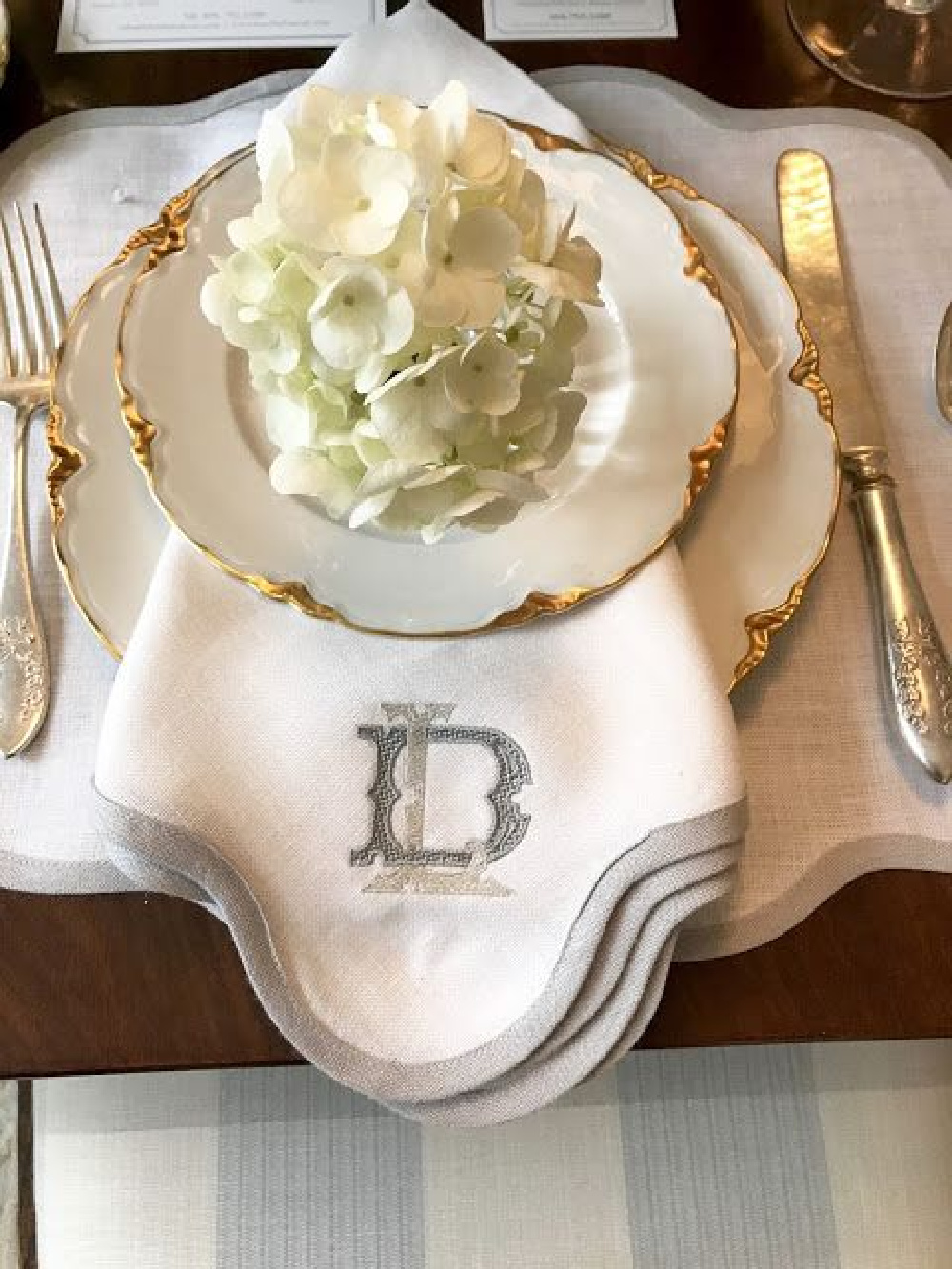 Beautifully elegant placesetting in the dining area of a deisgner showhouse in Atlanta - Lauren DeLoach. #placesetting #tablescape #traditionalstyle #interiordesign #antiques