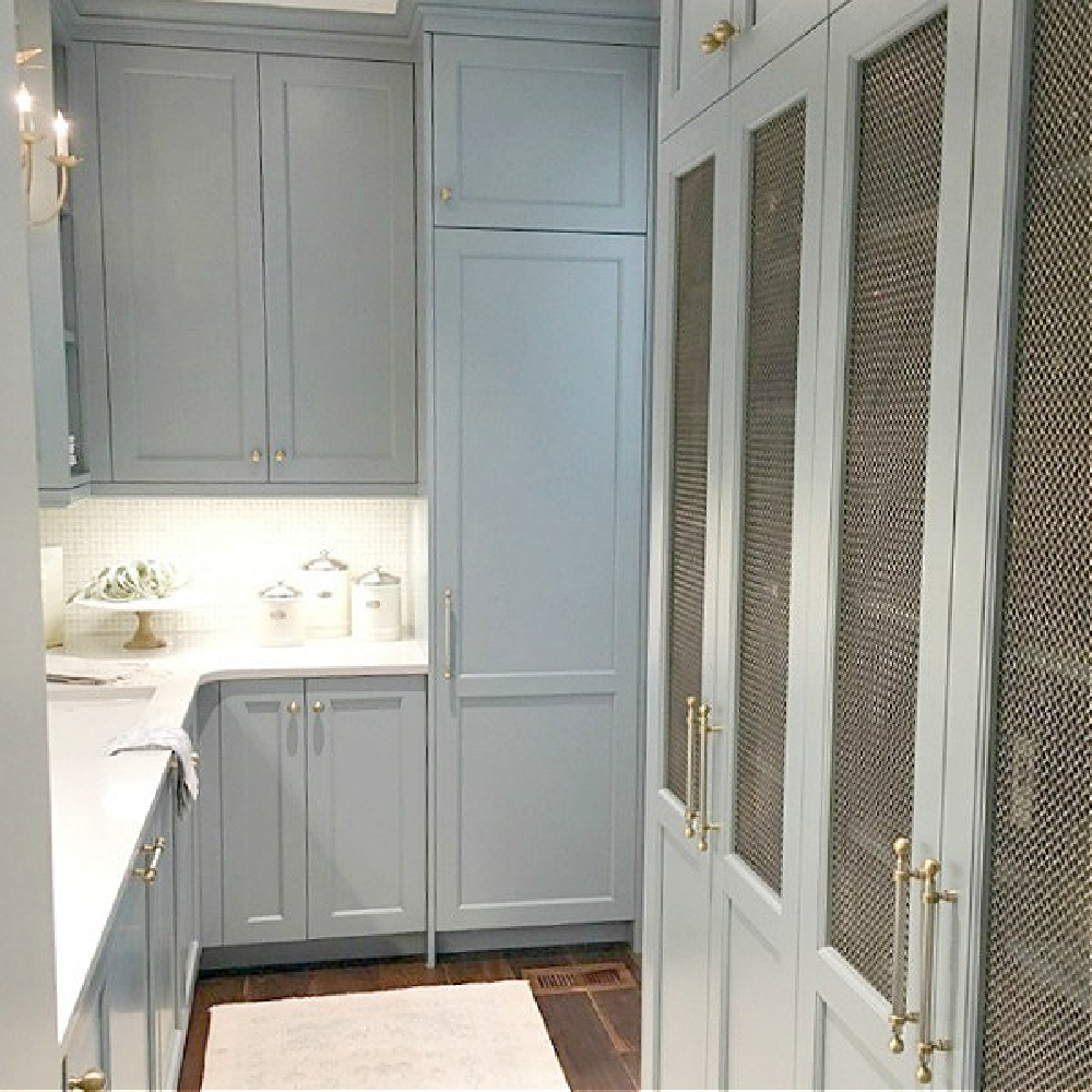 Blue butler pantry cabinets with brass hardware in Atlanta Southeastern Designer Showhouse 2017. #butlerpantry #kitchendesign #bluekitchens #traditionalstyle