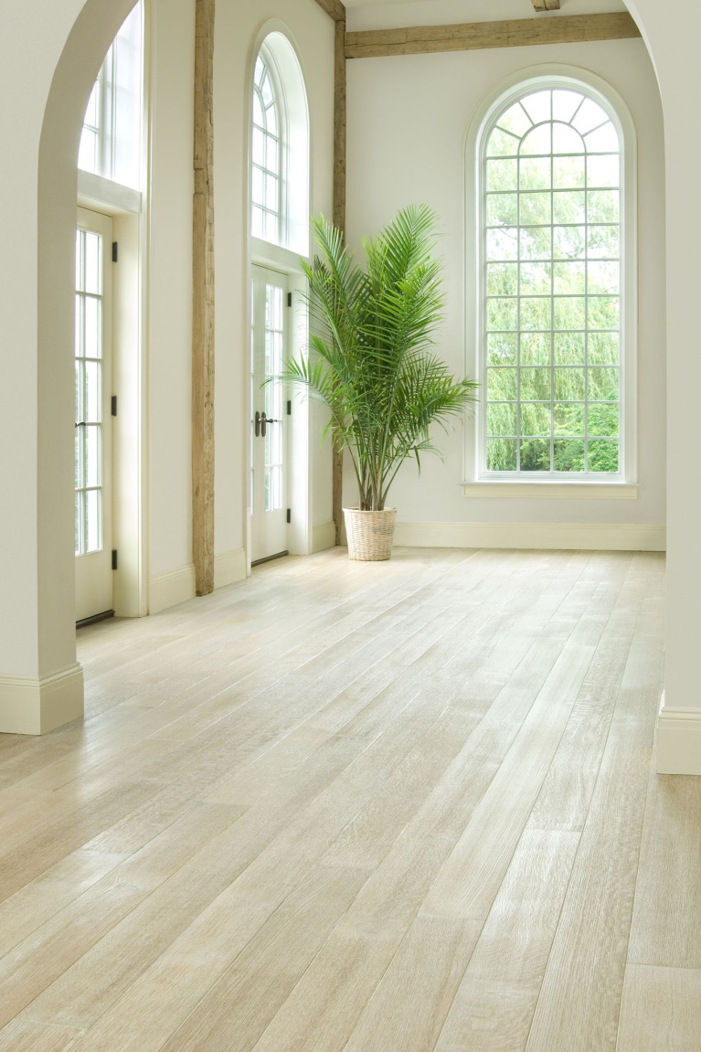 Blonde and luxurious, this whitewashed rift and quartersawn oak hardwood flooring by Carlisle brings an airy, serene mood. #flooring #hardwoodfloors #wideplankfloors #whitewashedoak #quartersawnoak #interiordesign #carlisle