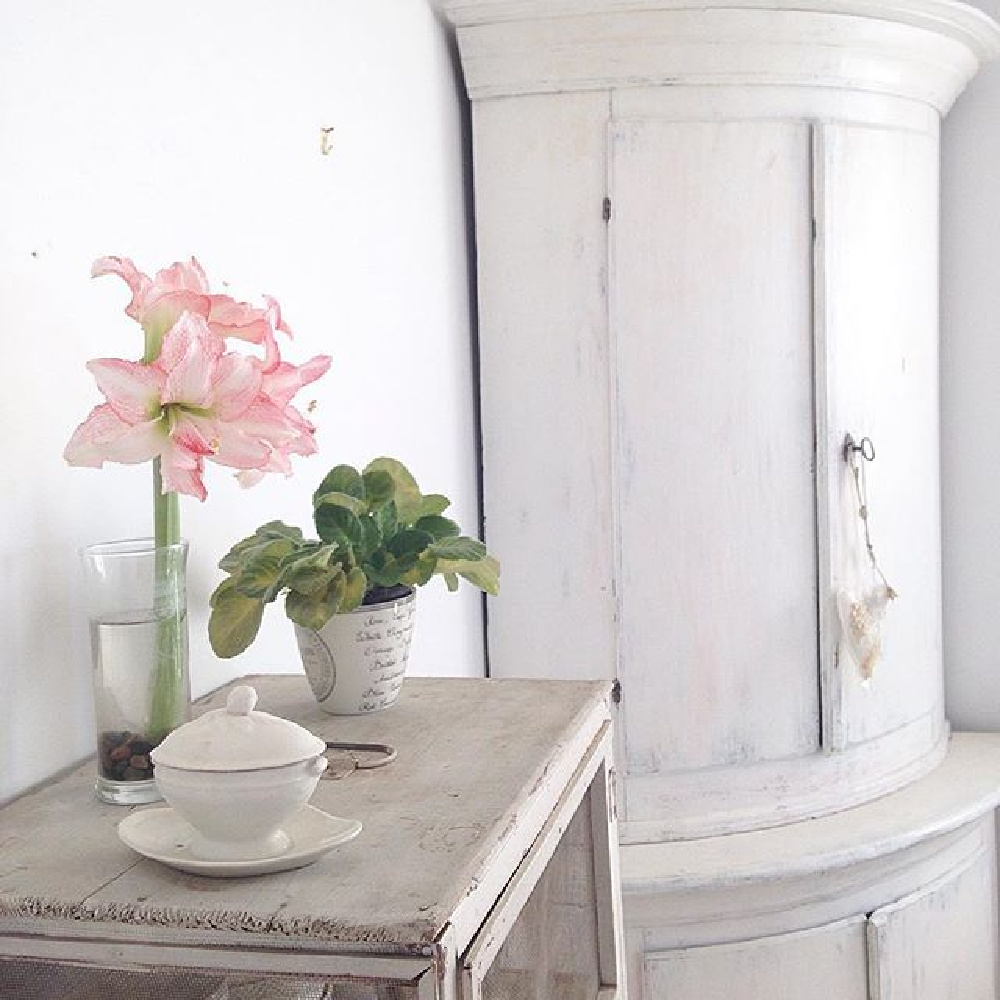 All white French Nordic interior with Swedish antique corner cabinet and ethereal charm - @mypetitemaison. #swedishantiques #nordicfrench #nordiccottage