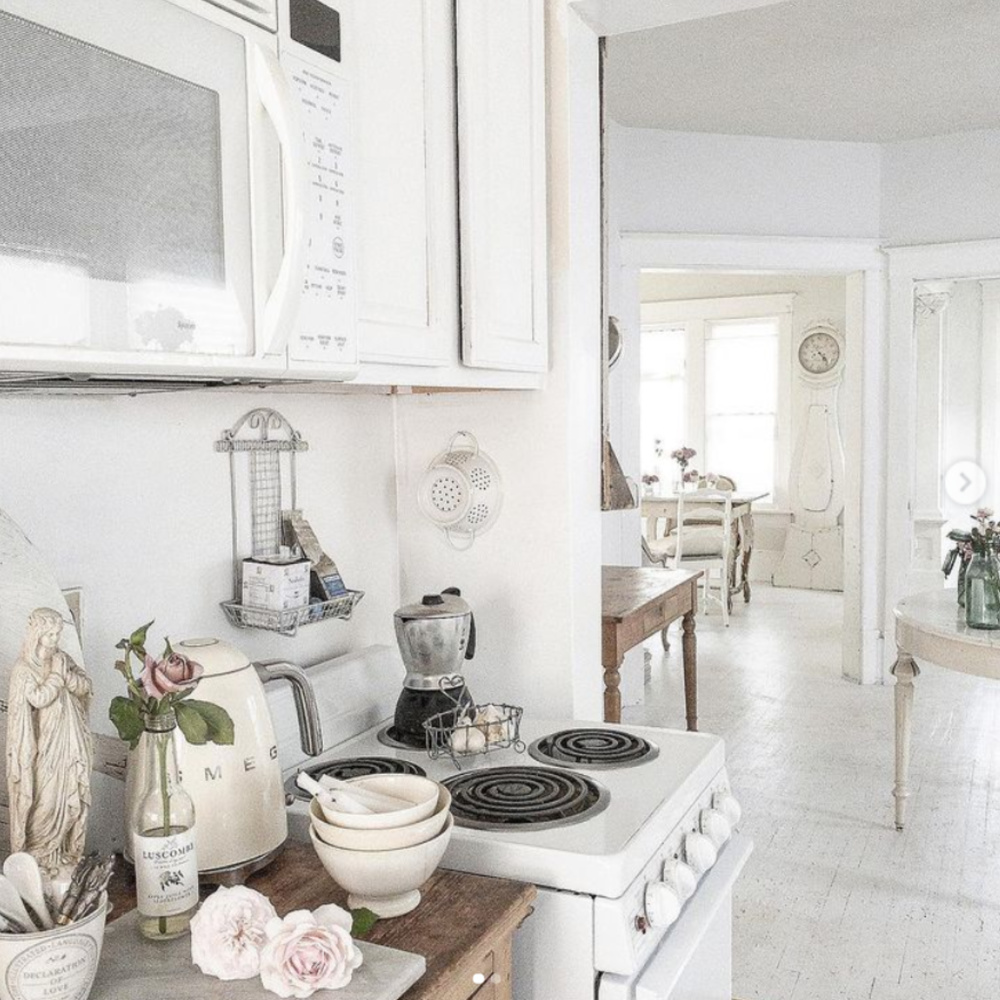 Serene and lovely whtie Nordic French kitchen with antiques and vintage white wares from France and Sweden - @mypetitemaison.