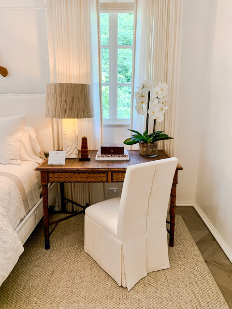 Stunning traditional style white bedroom designed by Phoebe Howard. COME FIND 3 Neutral Paint Color Ideas from Southeastern Designer Showhouse 2020! #bedroomdesign #phoebehoward #interiordesign #benjaminmooreseapearl #traditionalstyle