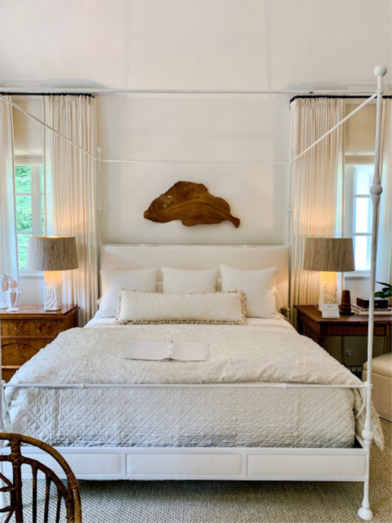 Stunning traditional style white bedroom designed by Phoebe Howard. COME FIND 3 Neutral Paint Color Ideas from Southeastern Designer Showhouse 2020! #bedroomdesign #phoebehoward #interiordesign #benjaminmooreseapearl #traditionalstyle