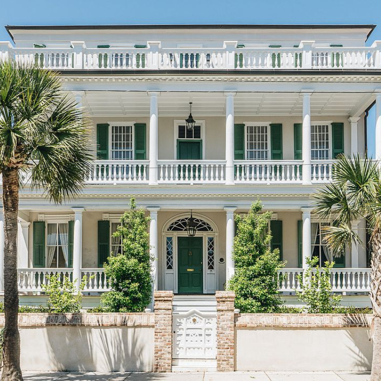 Breathtaking exterior of a historic home on Battery Street in Charleston. #charlestonhomes #houseexteriors #historichomes #piazza