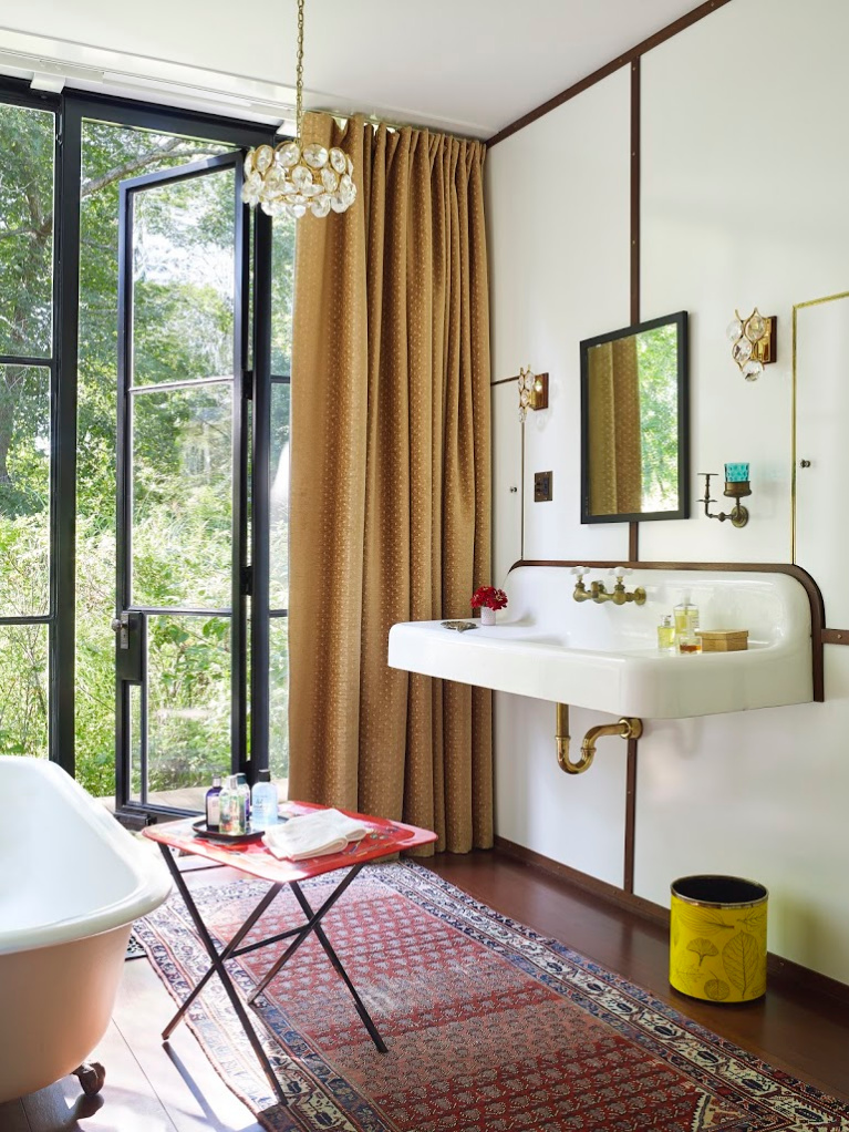 Chic midcentury style in a bathroom in the Hamptons with Palwa crystal sconces. Architecture by Michael Haverland. #midcenturymodern #bathroomdesign #hamptonshouse #michaelhaverland #vintagesink