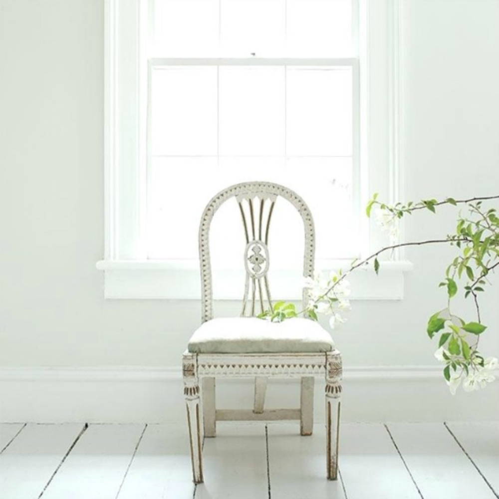 BENJAMIN MOORE Paper White Grey paint color.