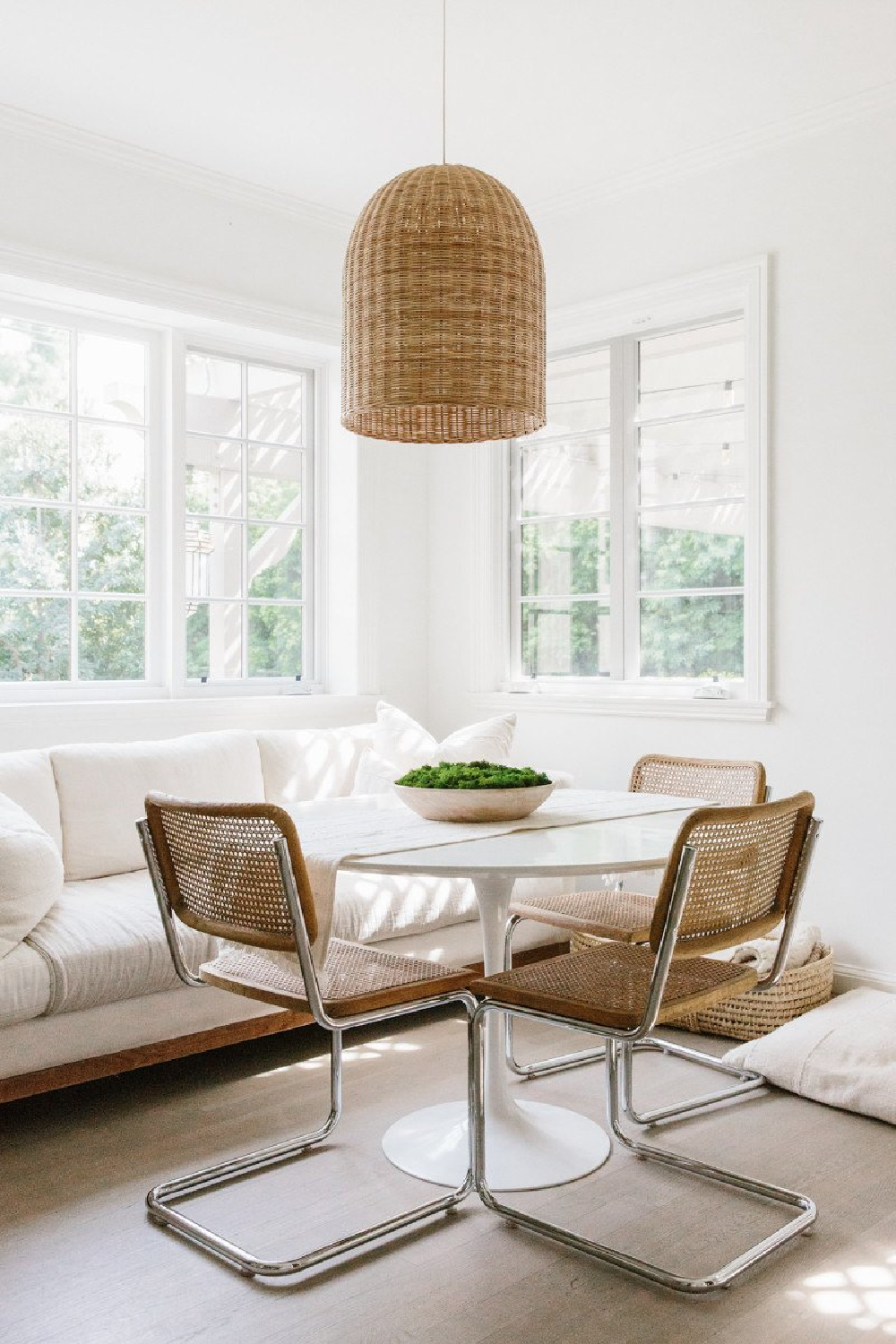 Come explore California Modern Farmhouse Style Interior Design Inspiration like this charming kitchen (Erin Fetherston) with midcentury and white elements! #modernfarmhouse #interiordesign #breakfastnook #kitchens #erinfetherston #midcenturymodern #californiastyle