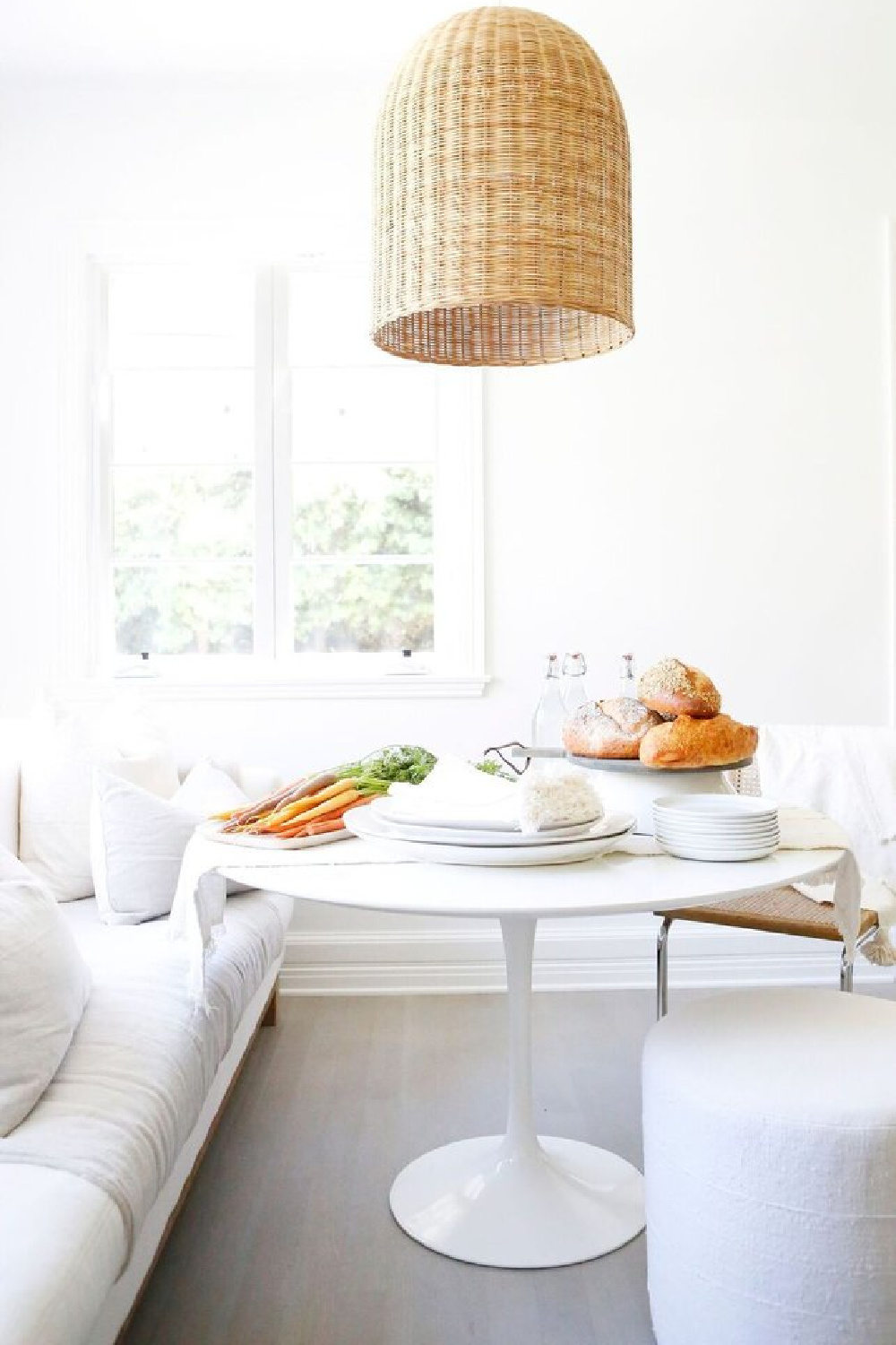 Come explore California Modern Farmhouse Style Interior Design Inspiration like this charming kitchen (Erin Fetherston) with midcentury and white elements! #modernfarmhouse #interiordesign #breakfastnook #kitchens #erinfetherston #midcenturymodern #californiastyle