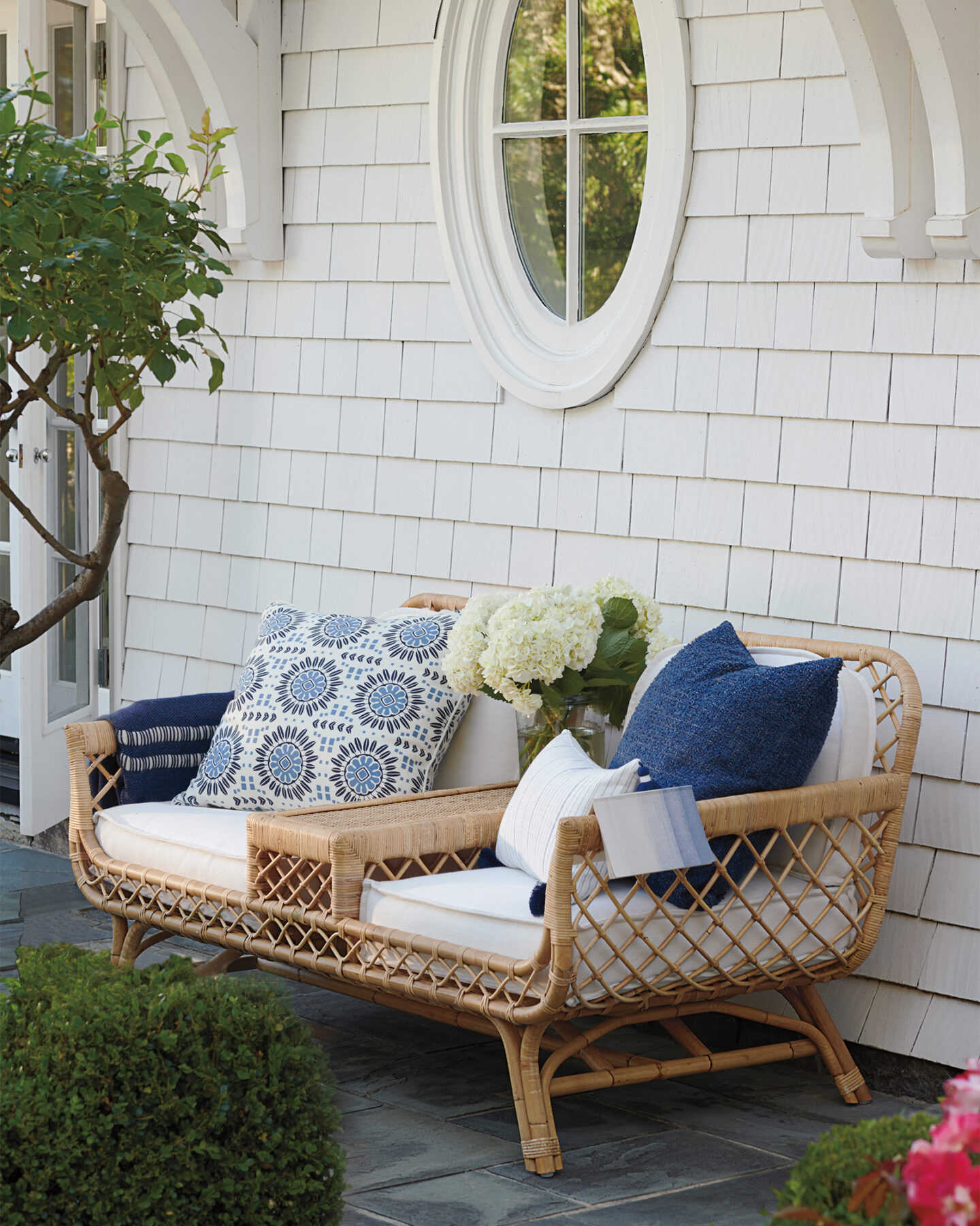 Serena & Lily Campania pillow cover on gorgeous outdoor seating at a coastal home. #serenaandlily #coastalstyle #homedecor #outdoordecor #pillows