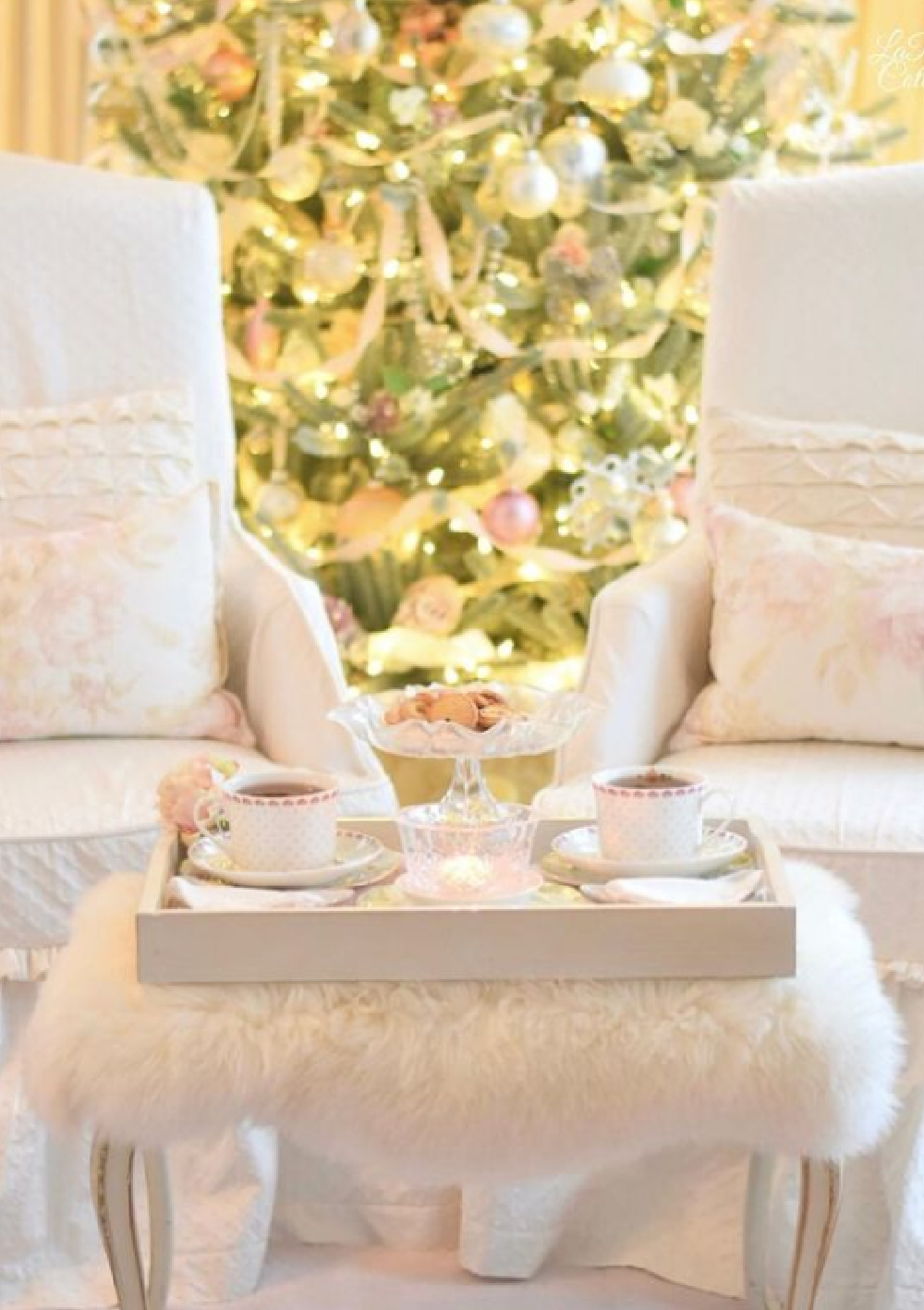 Enchanting romantic French country Christmas tree and pastel holiday white Christmas inspiration from @larosecottage. #frenchcountrychristmas #whitechristmas #holidaydecor