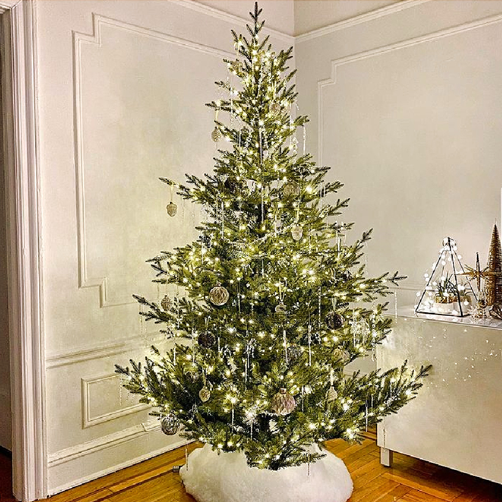 Understated French inspired Christmas tree from @holidaydecorator. #christmastreedecor #frenchchristmas