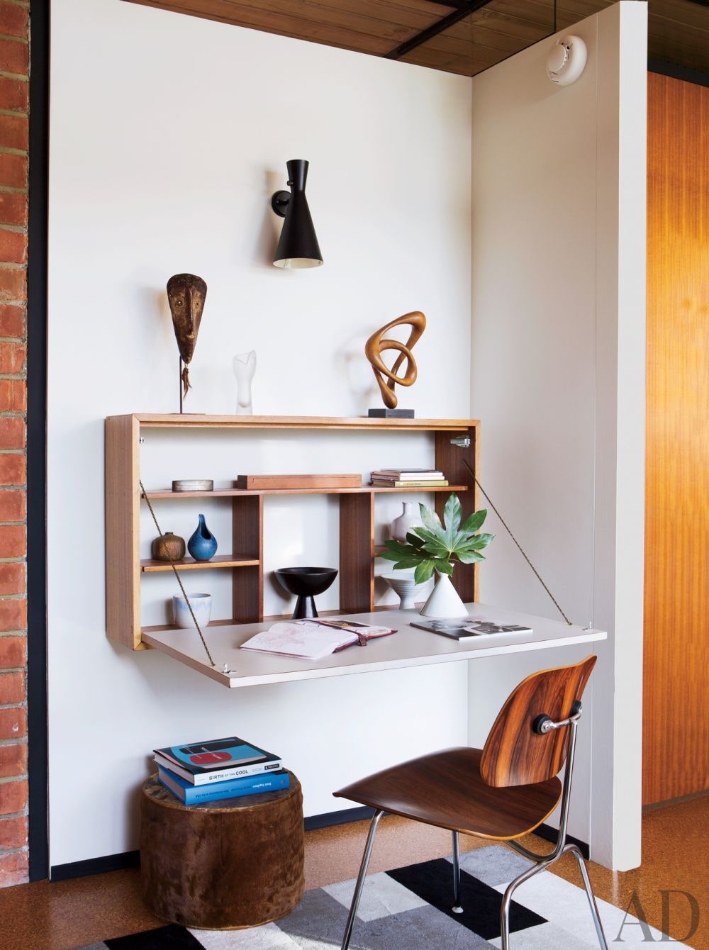 Beautiful minimal home office with Ellwood-Lomax drop front desk. #homeoffice #interiordesign #dropfront #desks