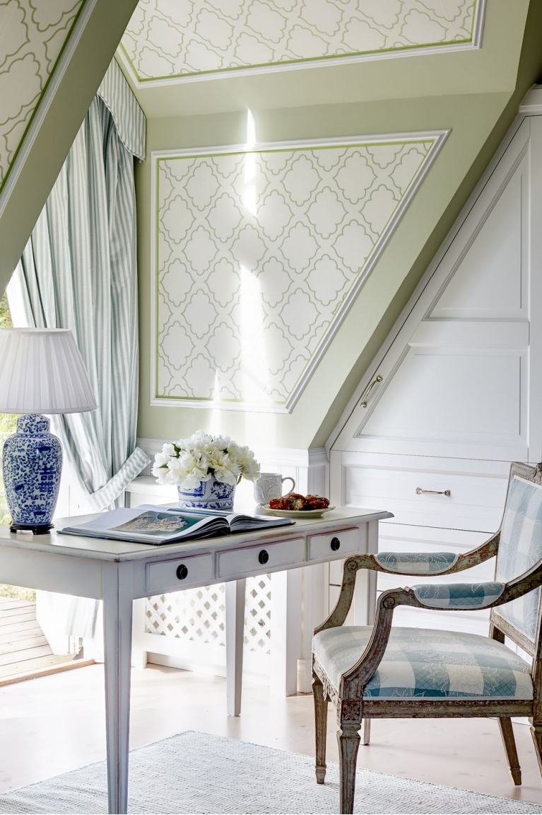 Light and airy Swedish style home office. #homeoffice #interiordesign #swedishstyle #oldworldstyle #serenedecor