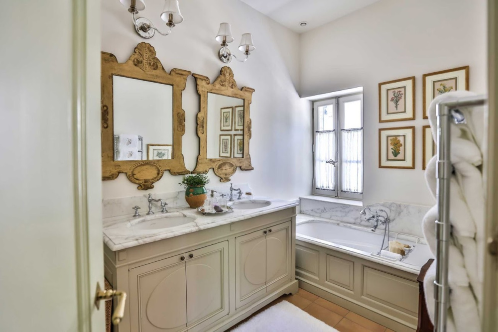 Traditional French country bathroom in a Provence farmhouse (Le Mas des Poiriers).