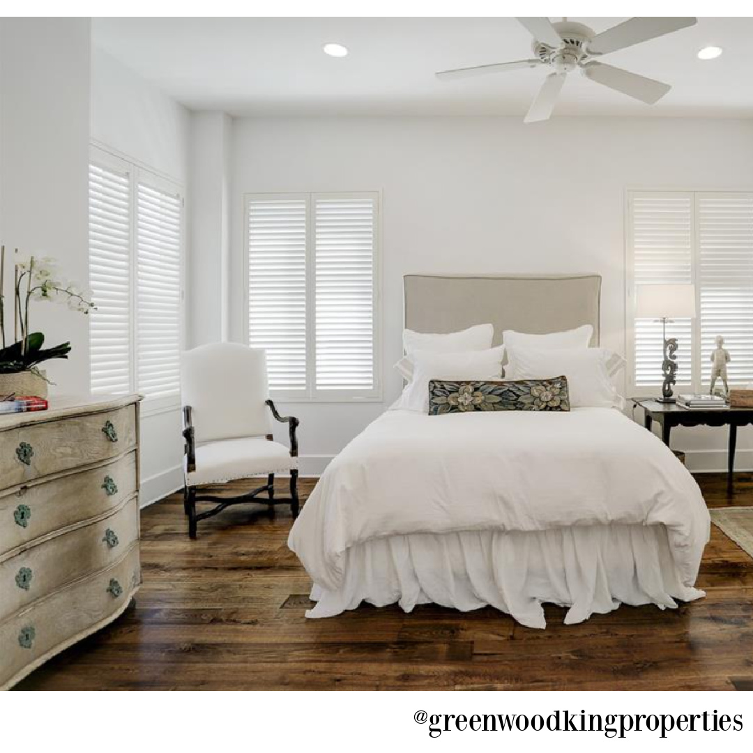 Sophisticated traditional bedroom design (M Naeve) in a Houston home - @greenwoodkingproperties