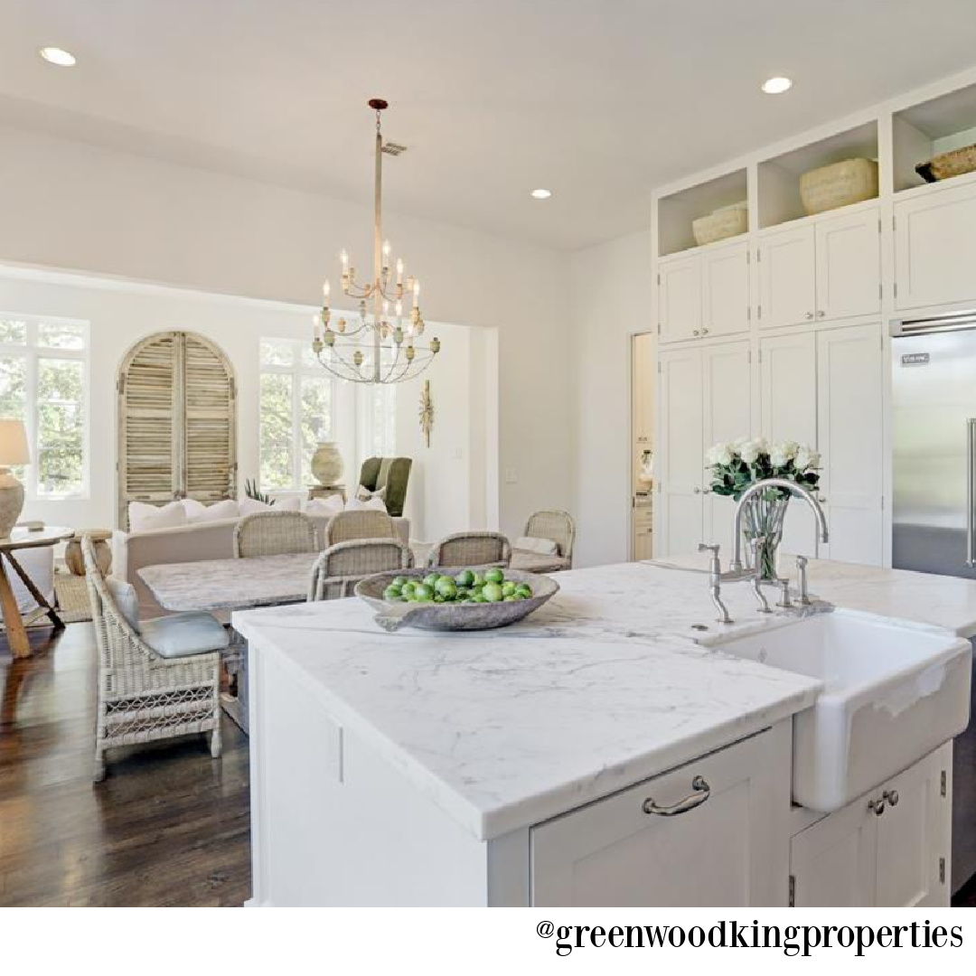 Modern French elegant white kitchen and dining area in a Houston home (115 Berthea) with interiors by M Naeve. #modernFrench #whitekitchens #frenchcountry