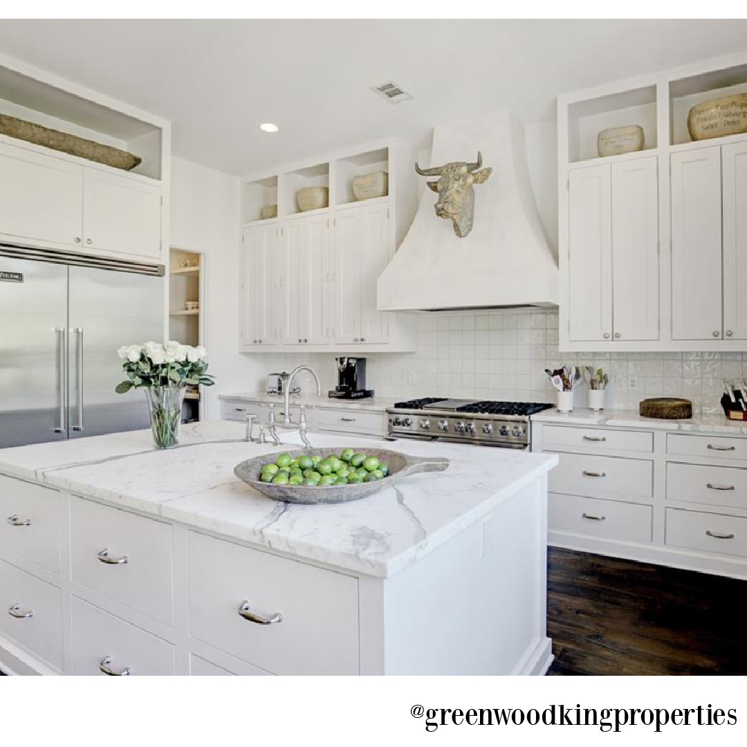 Modern French elegant white kitchen and dining area in a Houston home (115 Berthea) with interiors by M Naeve. #modernFrench #whitekitchens #frenchcountry