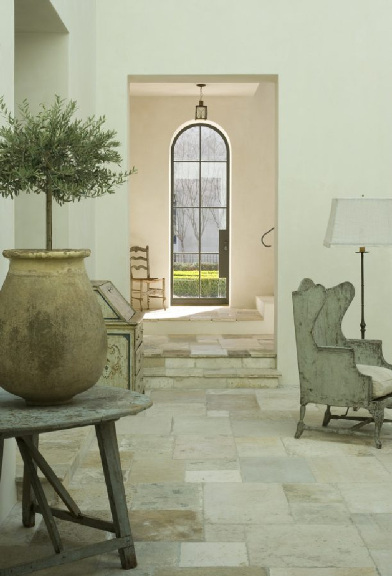 Pamela Pierce designed interiors in an elegant French houston home by Reagan Andre. #pamelapierce #frenchcountry #interiordesign #oldworld #antiques #oldworld