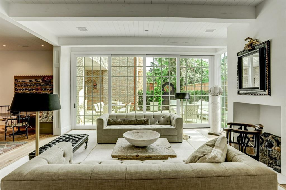 Family room in MILIEU Showhouse 2020 - featuring exceptional designers including Darryl Carter, Kathryn Ireland, Pamela Pierce, Shannon Bowers, and more. #milieushowhouse #interiordesign #designershowhouse #luxuryhome #edwinlutyens #familyroom #darrylcarter