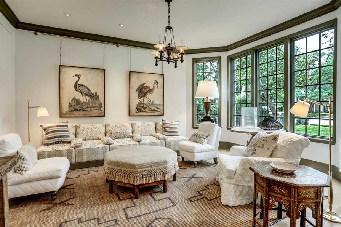 Living room design by Pamela Pierce in MILIEU Showhouse 2020 - featuring exceptional designers including Darryl Carter, Kathryn Ireland, Pamela Pierce, Shannon Bowers, and more. #milieushowhouse #interiordesign #designershowhouse #luxuryhome #edwinlutyens #livingroom #pamelapierce