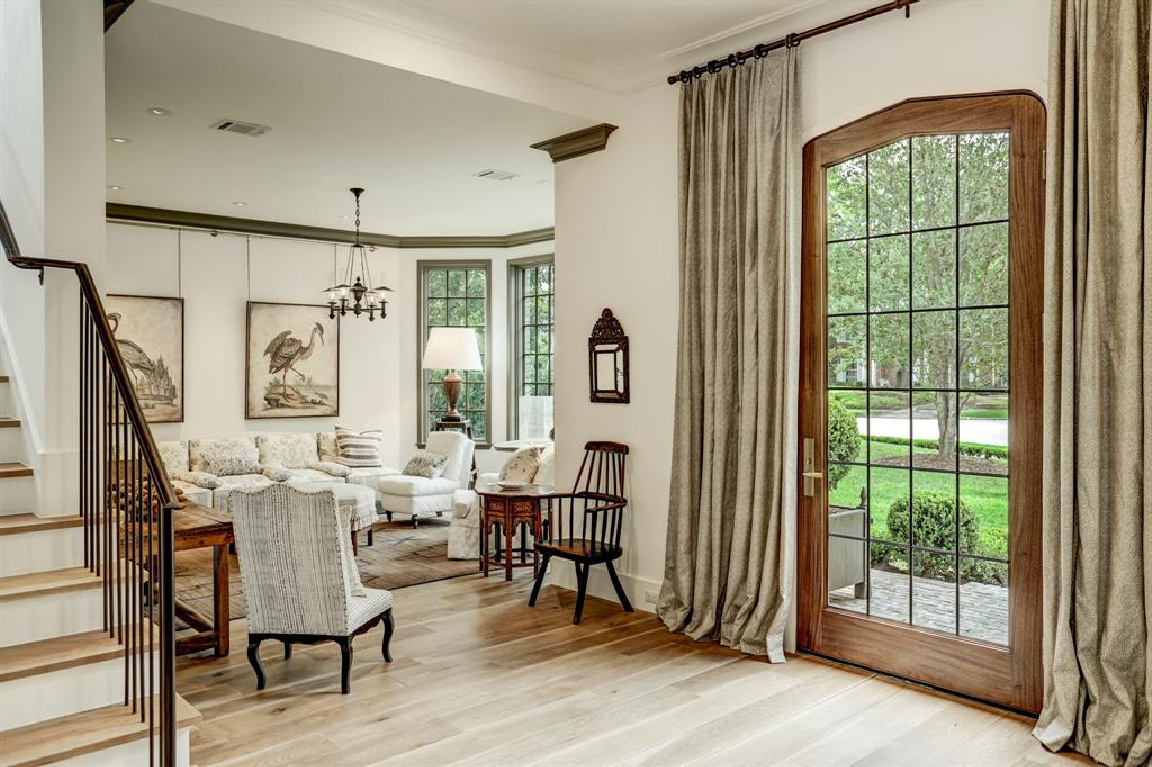 Living room designed by Pamela Pierce in MILIEU Showhouse 2020 - featuring exceptional designers including Darryl Carter, Kathryn Ireland, Pamela Pierce, Shannon Bowers, and more. #milieushowhouse #interiordesign #designershowhouse #luxuryhome #edwinlutyens #livingroom #pamelapierce