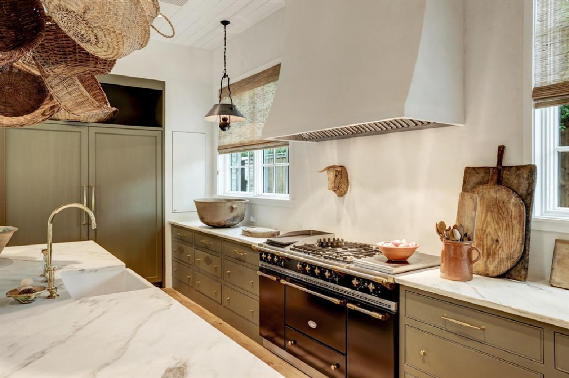 Kitchen designed by Shannon Bowers in MILIEU Showhouse 2020 - featuring exceptional designers including Darryl Carter, Kathryn Ireland, Pamela Pierce, Shannon Bowers, and more. #milieushowhouse #interiordesign #designershowhouse #luxuryhome #edwinlutyens #houstonhome #kitchendesign