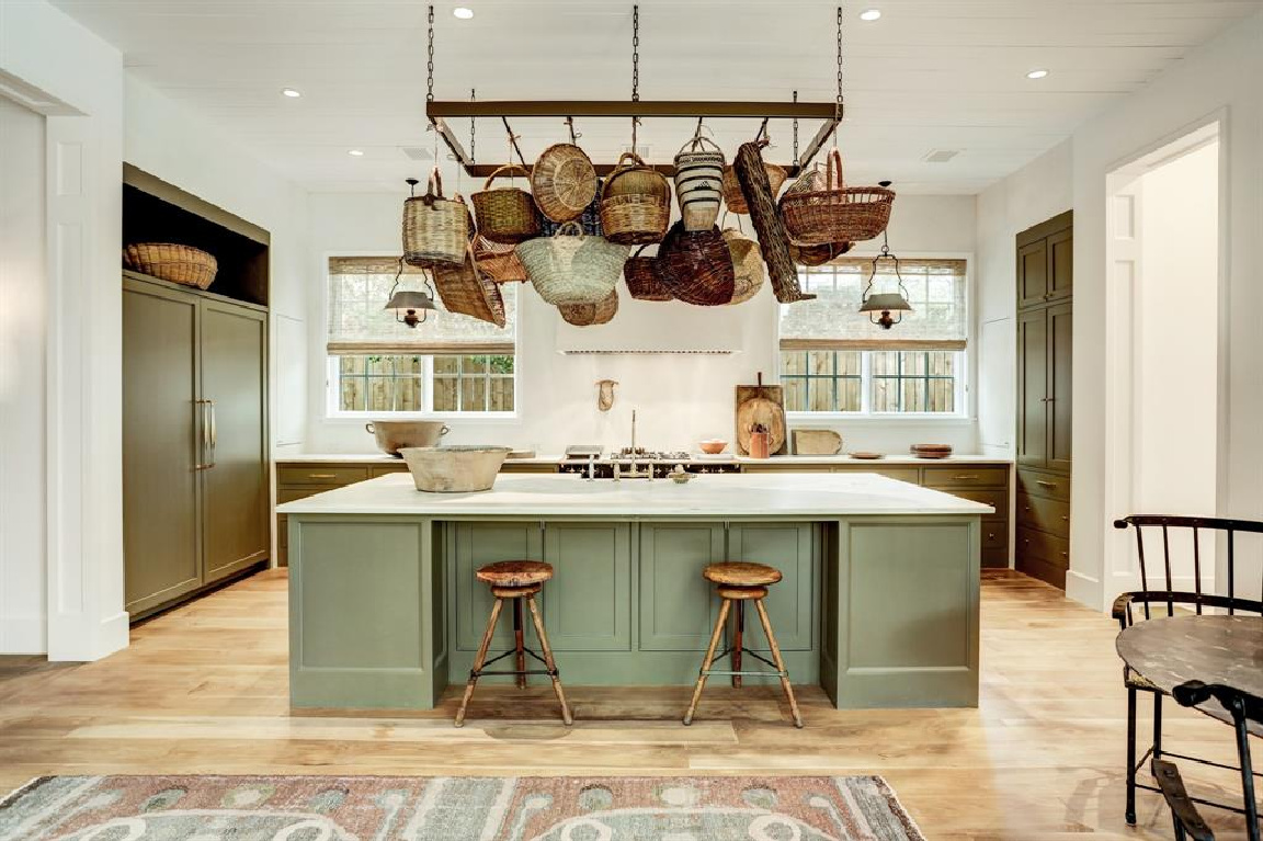 Kitchen designed by Shannon Bowers in MILIEU Showhouse 2020 - featuring exceptional designers including Darryl Carter, Kathryn Ireland, Pamela Pierce, Shannon Bowers, and more. #milieushowhouse #interiordesign #designershowhouse #luxuryhome #edwinlutyens #houstonhome #kitchendesign