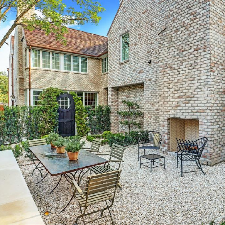 Backyard garden in MILIEU Showhouse 2020 - featuring exceptional designers including Darryl Carter, Kathryn Ireland, Pamela Pierce, Shannon Bowers, and more. #milieushowhouse #interiordesign #designershowhouse #luxuryhome #edwinlutyens #houstonhome #garden