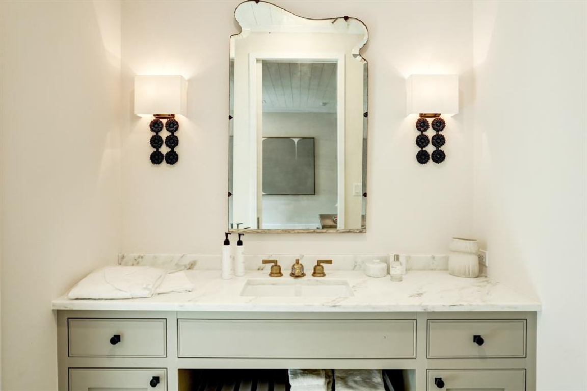 Bathroom with stunning sconces in MILIEU Showhouse 2020 - featuring exceptional designers including Darryl Carter, Kathryn Ireland, Pamela Pierce, Shannon Bowers, and more. #milieushowhouse #interiordesign #designershowhouse #luxuryhome #edwinlutyens #houstonhome #bathroom