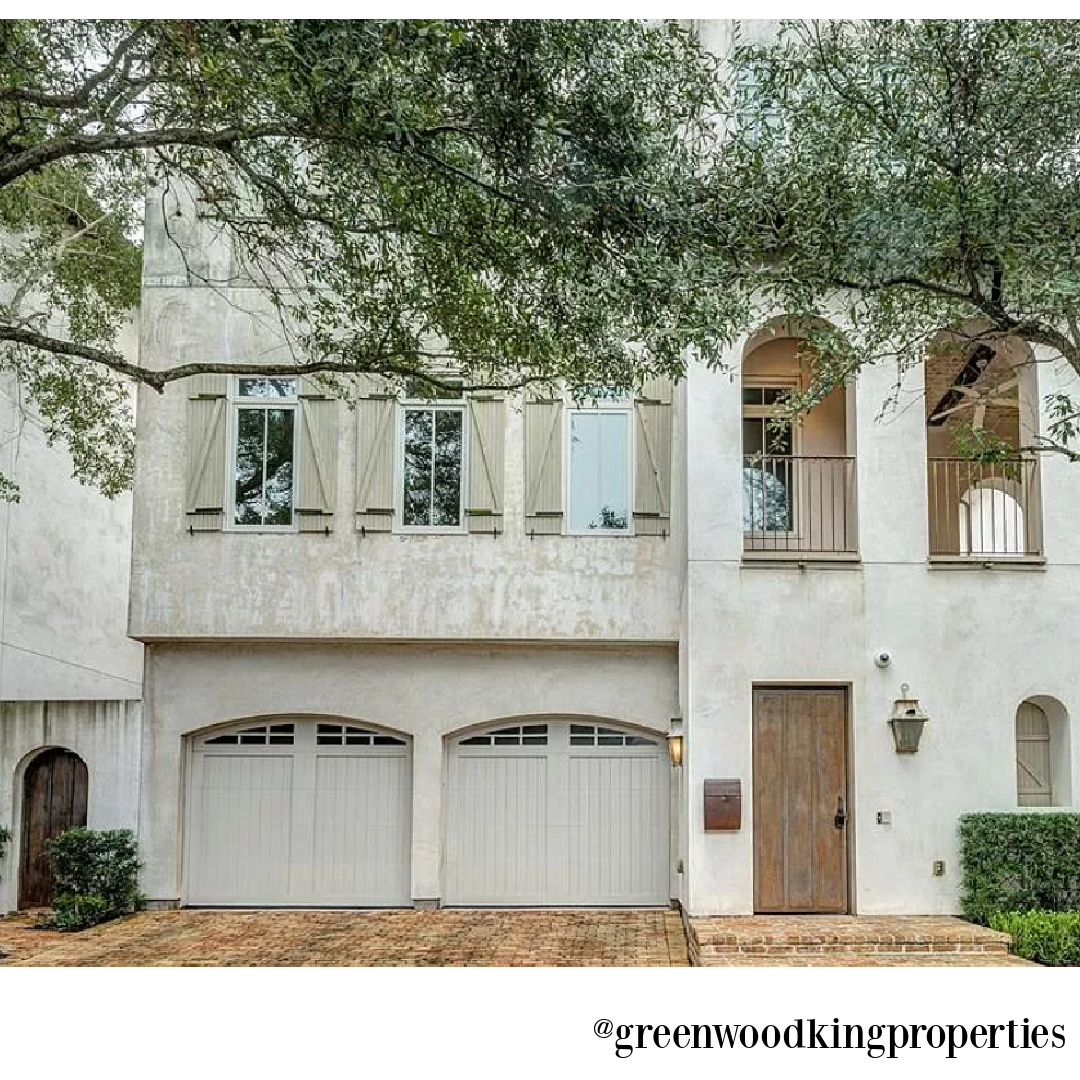 Stucco exterior of modern French Houston Home (1119 Berthea St.) - @greenwoodkingproperties. #modernfrench #interiordesign #houseexteriors