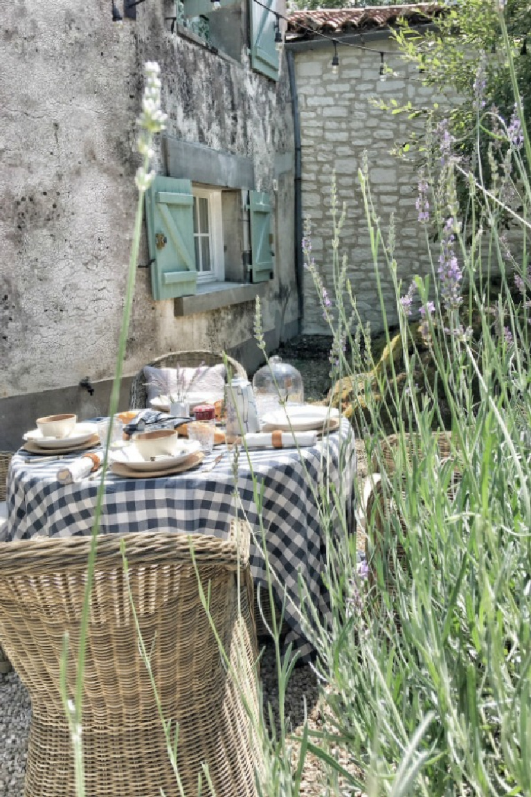 Casual outdoor dining at a French farmhouse by Vivi et Margot. #frenchfarmhouse #outdoordining #vivietmargot