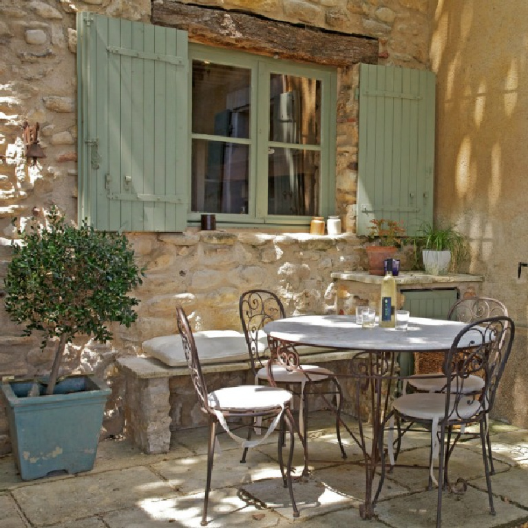 Charming outdoor dining at Bonnieux Villa in Provence. #provencestyle #frenchfarmhouse #luxuryvilla #havenin #outdoordining