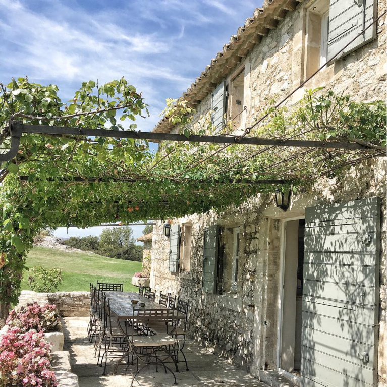 Country French outdoor dining . #frenchfarmhouse #rusticelegance #southoffrance