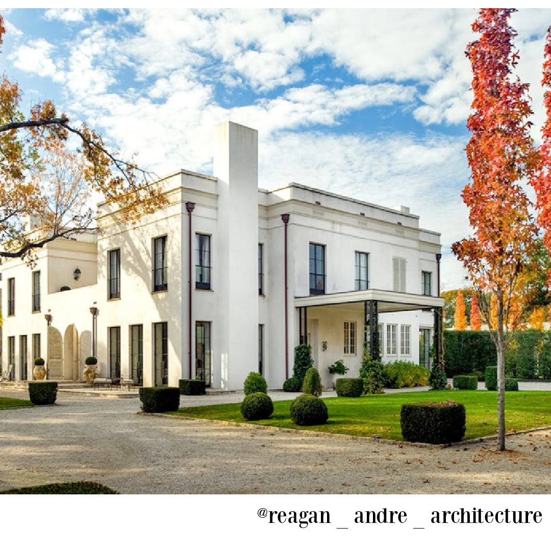 Elegant white French modern French exterior in Houston's Museum District - architecture by Reagan Andre. #modernfrench #houseexterior #houstonhomes #reaganandre #pamelapierce