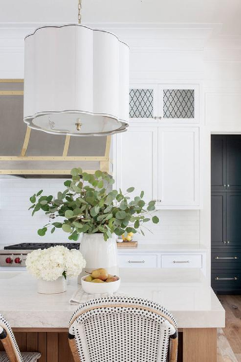 Benjamin Moore Chantilly Lace on kitchen walls - Decorpad. #whitepaint #paintcolors #benjaminmoore #chantillylace #bestwhites