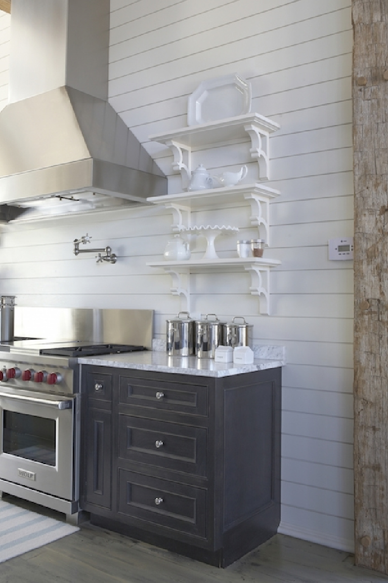 Shiplap painted Benjamin Moore China White in a stunning kitchen by Tracery Interiors. #benjaminmoore #chinawhite #bestwhites #paintcolors #kitchendeor #shiplap