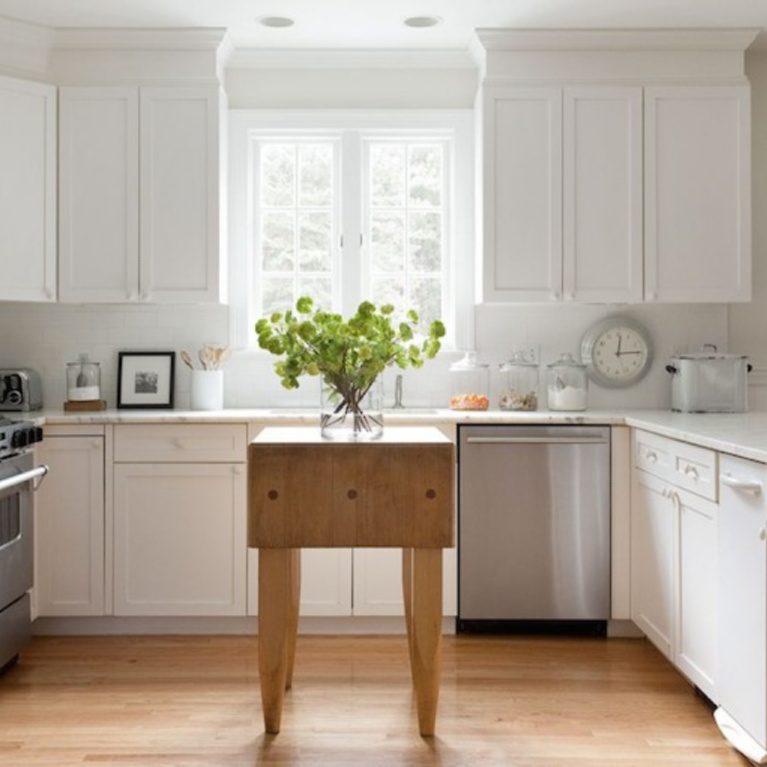 Kitchen walls painted Benjamin Moore China White - Kelly McGuill. #benjaminmoorechinawhite #whitepaint #paintcolors #bestwhites