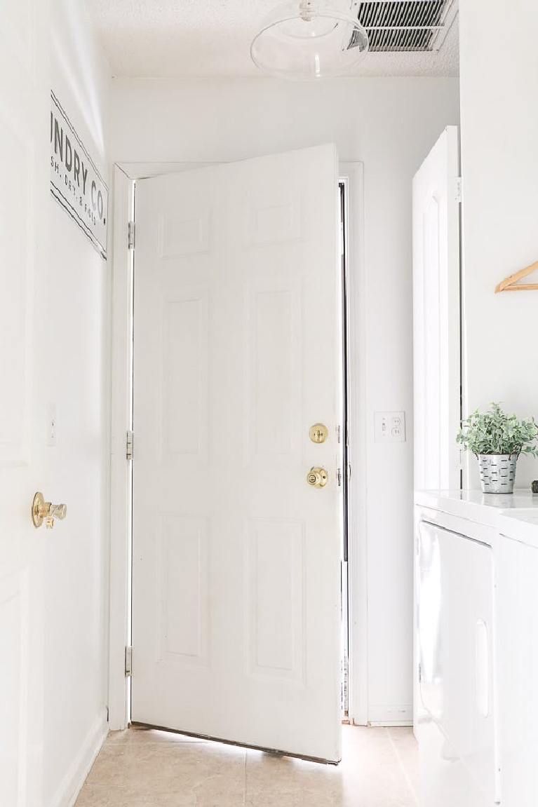 Sherwin Williams Pure White paint color on walls in entry -Life on Summer Hill. #sherwinwilliams #purewhite #paintcolors #bestwhites #whitepaint #interiordesign