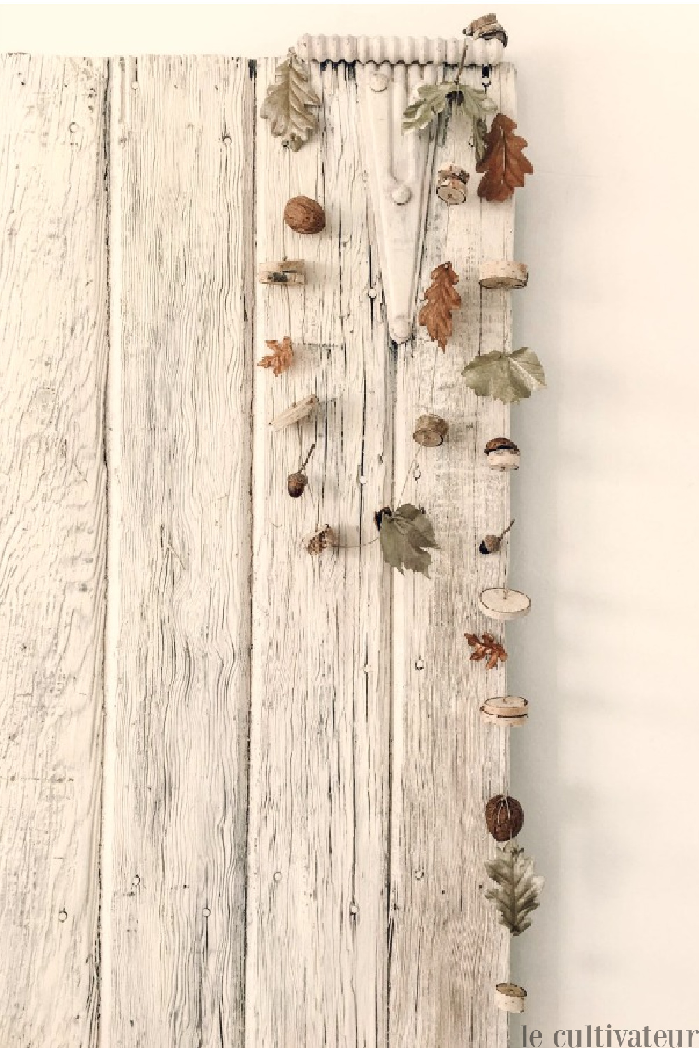 Autumn decor and Fall DIY craft ideas including wreaths with acorns and twigs are in the mix on Hello Lovely Studio! #falldecor #easydiy #fallgarland #fallmantel #tablescapeideas