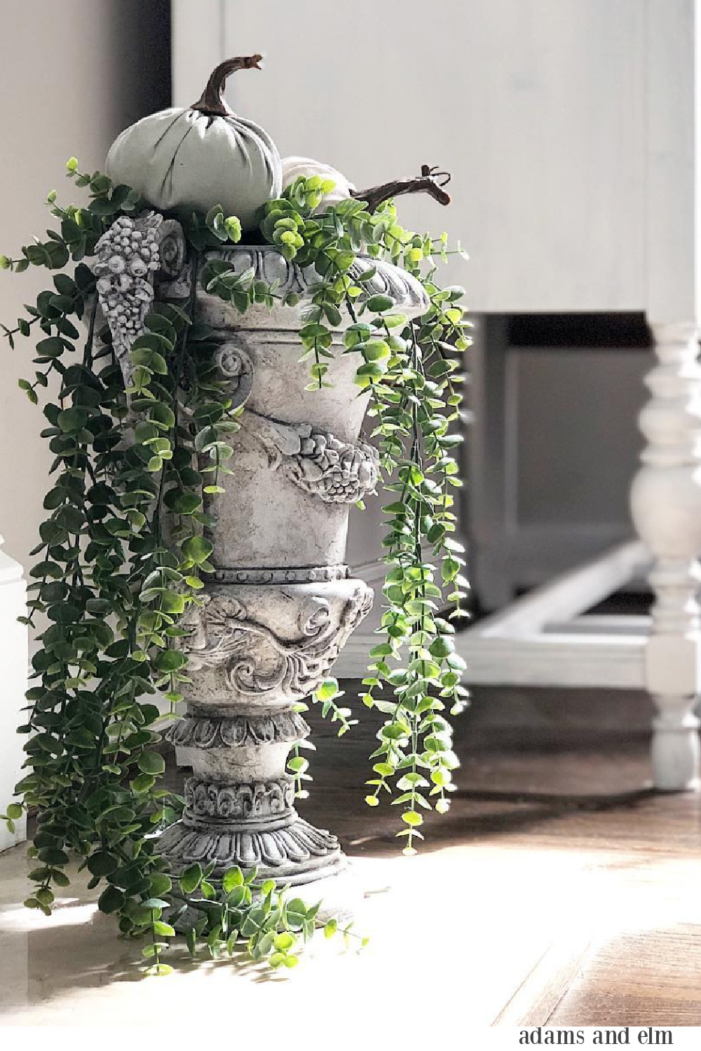 This thrifted DIY French country fall planter arrangement is brilliant and so elegant - Adams and Elm Home. #frenchcountry #falldecor #fallplanter #fallflorals #floralarrangements