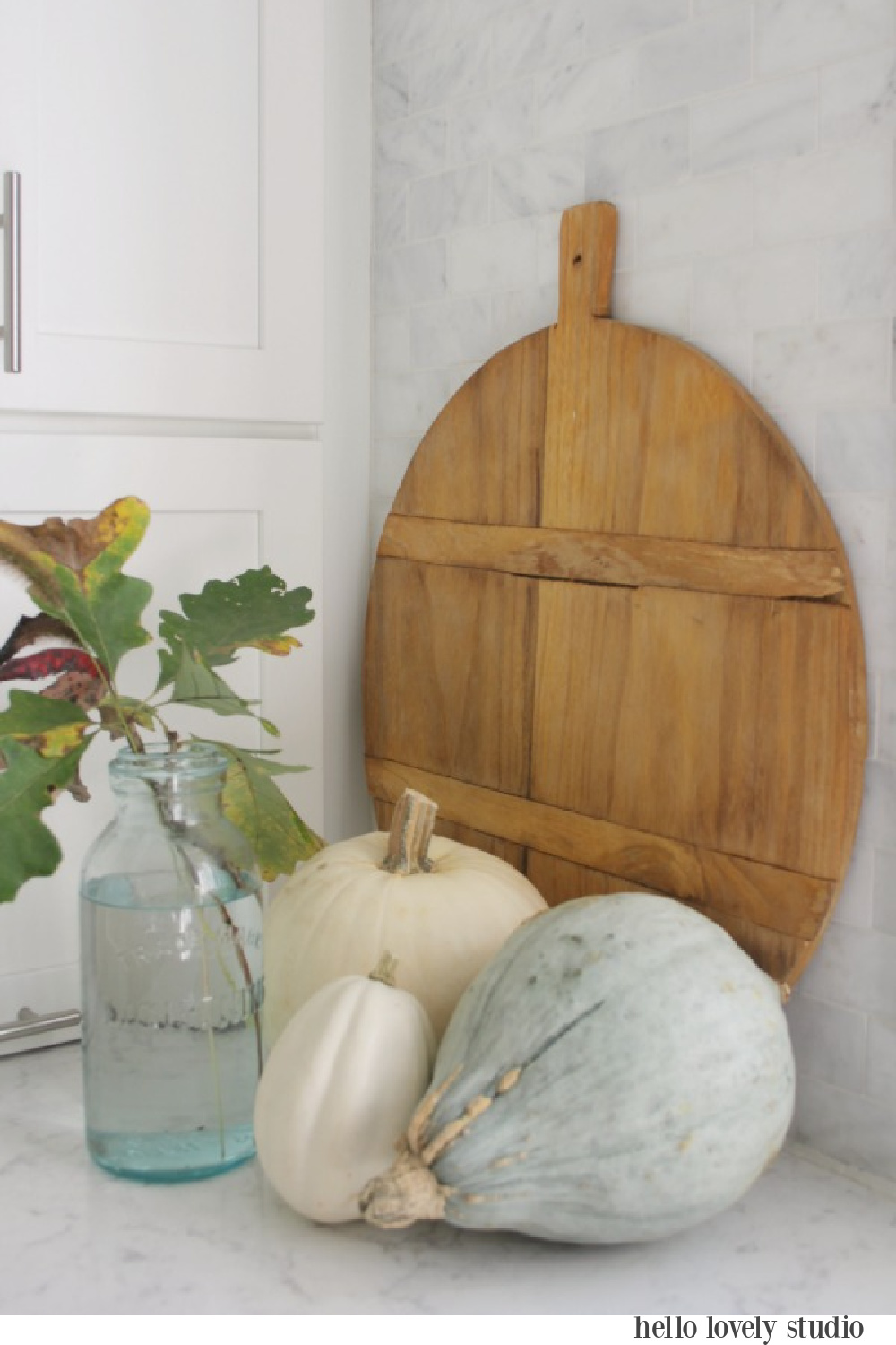 White pumpkins and gourds on my kitchen counter in fall for a pastel vignette that expresses the softer side of autumn. #falldecor #pumpkins #autumninspiration #fallkitchen