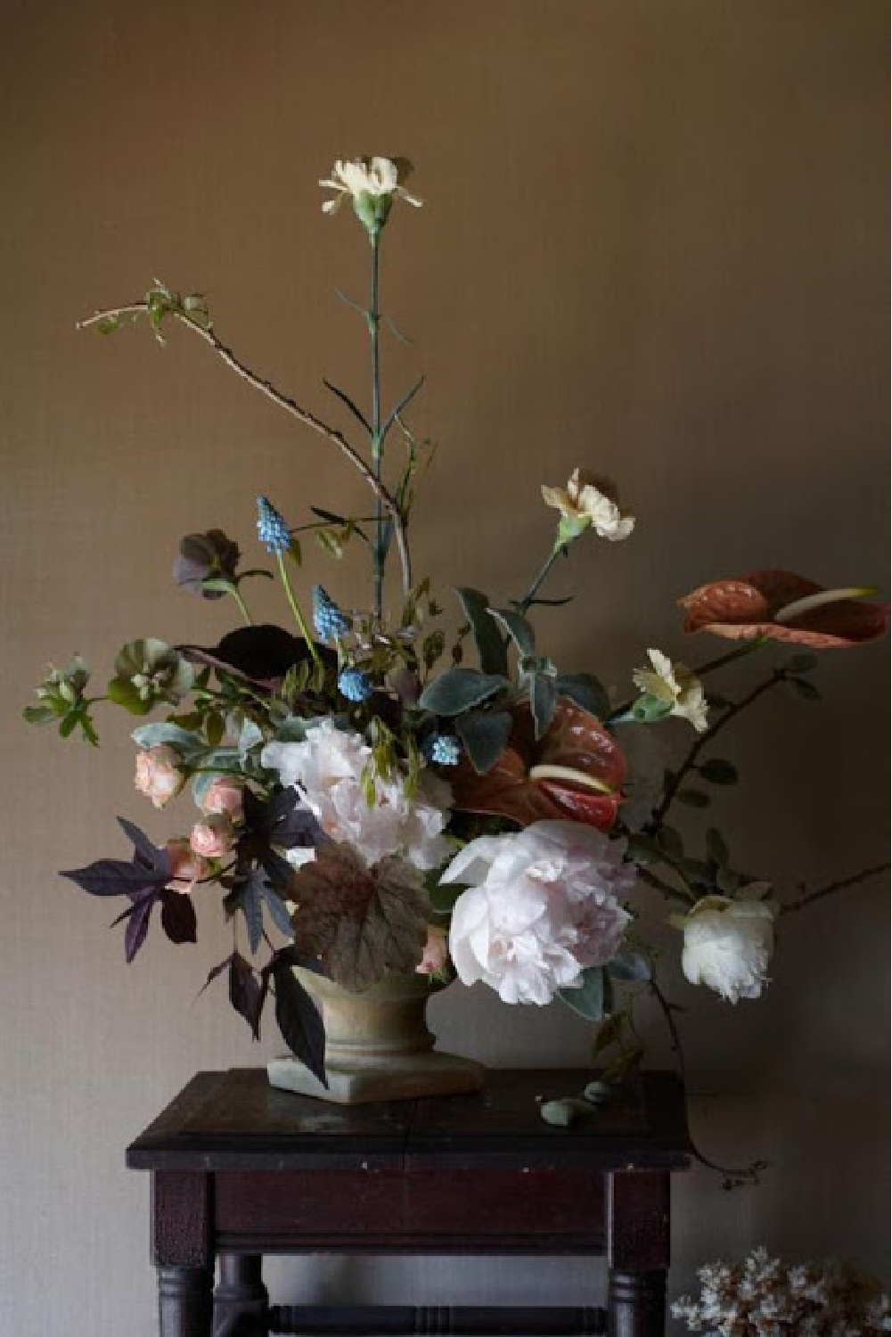 Gorgeous and dramatic fall floral arrangement. #fallflowers #autumnfloral #floralartistry