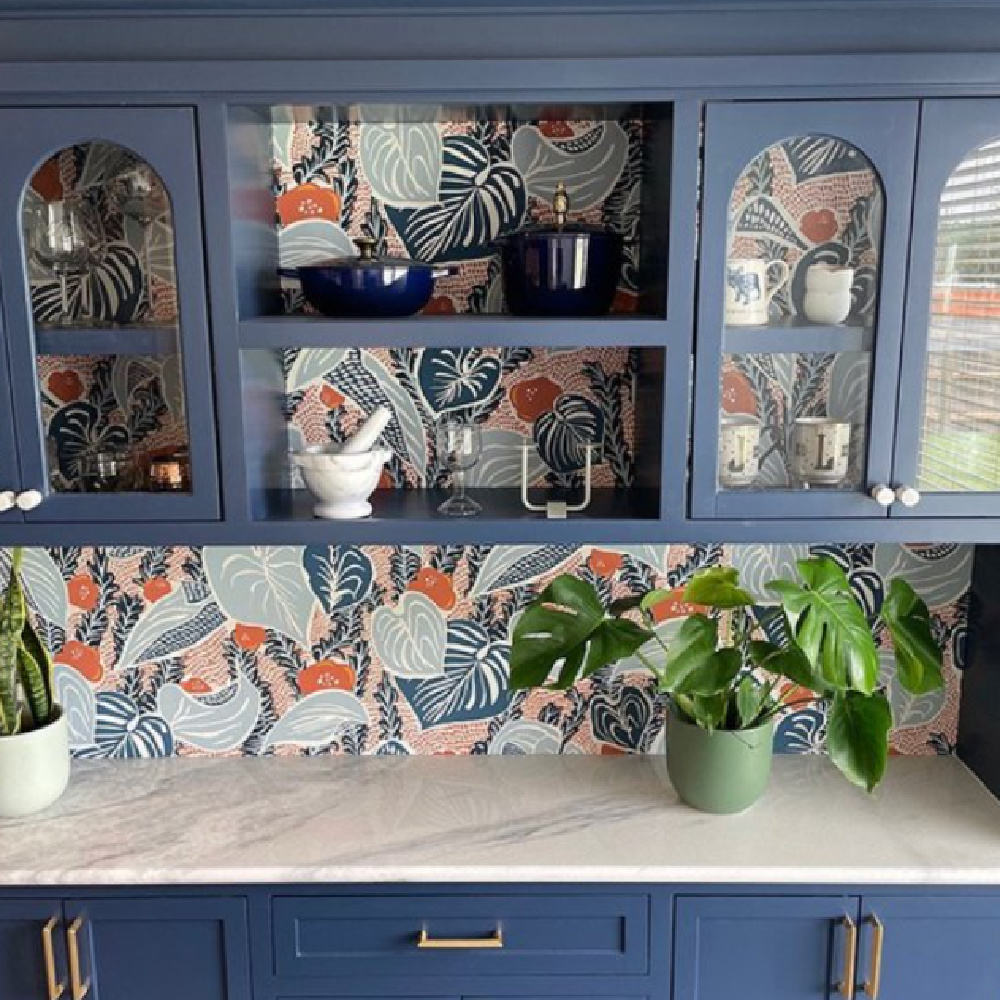 Indigo Batik (Sherwin-Williams) blue painted cabinets - @palomaefondesign. #indigobatik #bluepaintcolors