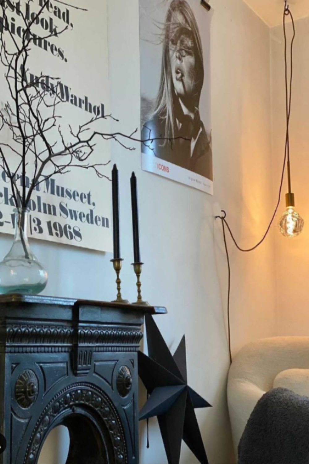 Black and white Scandi living room with modern hanging bulb light - @buttercupabode. #scandilivingroom #blackandwhite #interiordesign