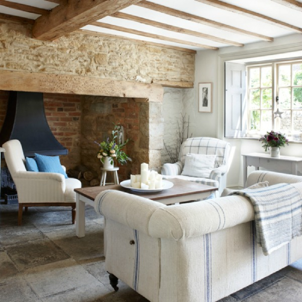 Cotswolds cottage white living room with enormous fireplace - photo by Pernille Pahle. #cotswoldscottage #cozylivingrooms