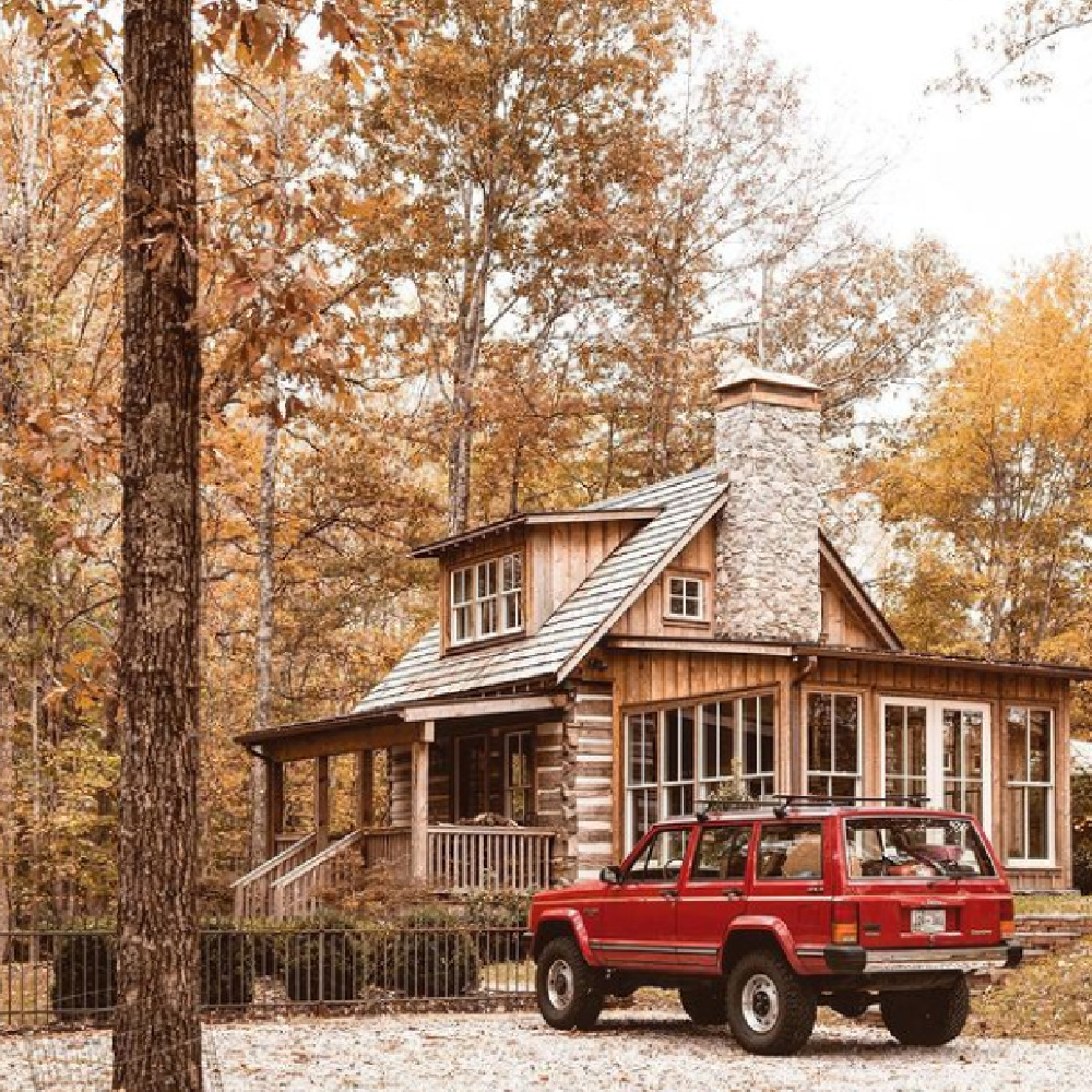 Tennessee log cabin in woods in fall - @tifforelie. #autumnfeels #logcabins #cabinlife